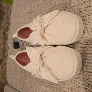 OSHKOSH BRAND TODDLER GIRLS WHITE SLIP-ON EYELET SNEAKERS SIZE 11